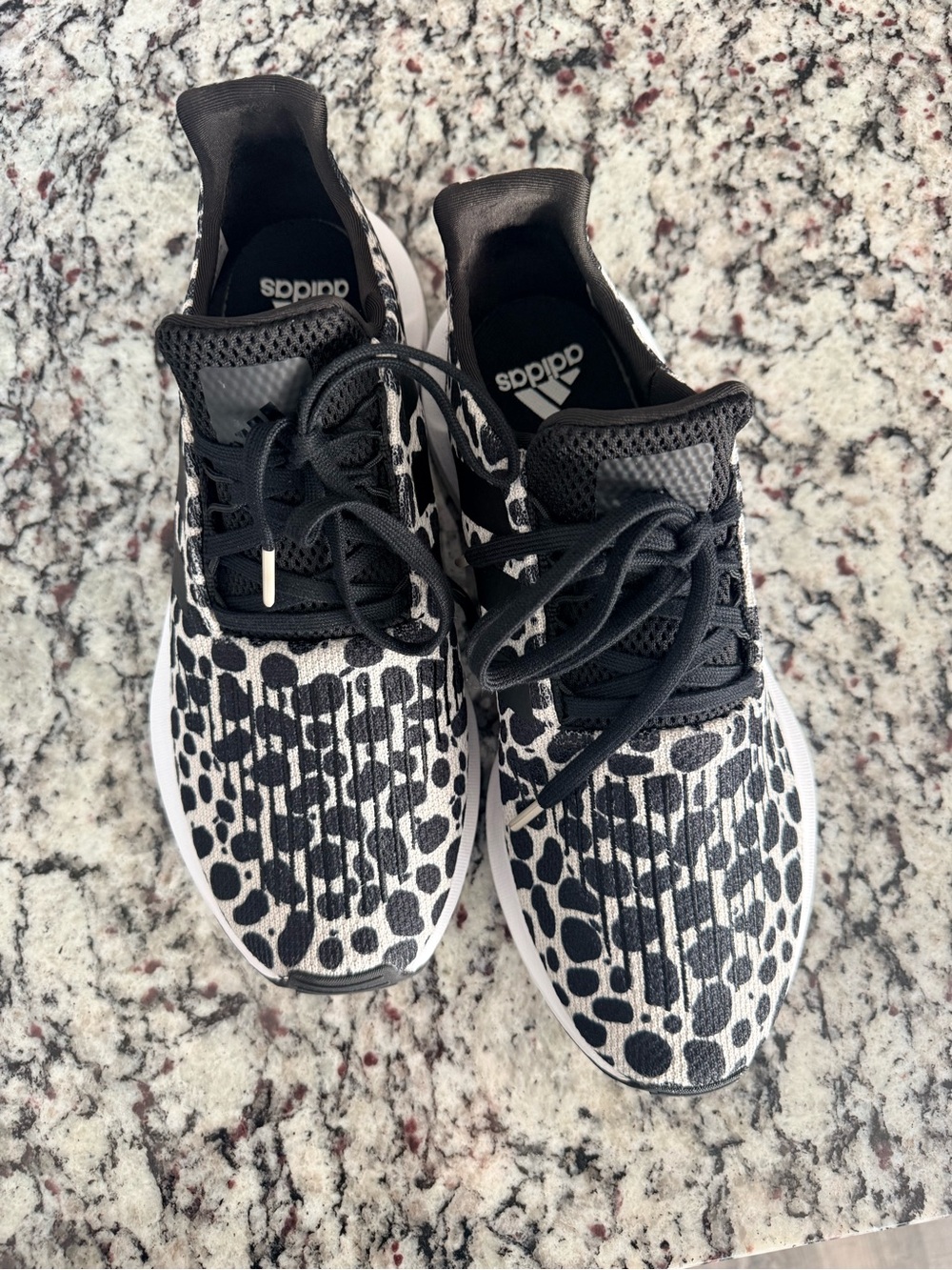 adidas woman’s  Black & White Patterned Athletic Sneakers new never worn sz 10